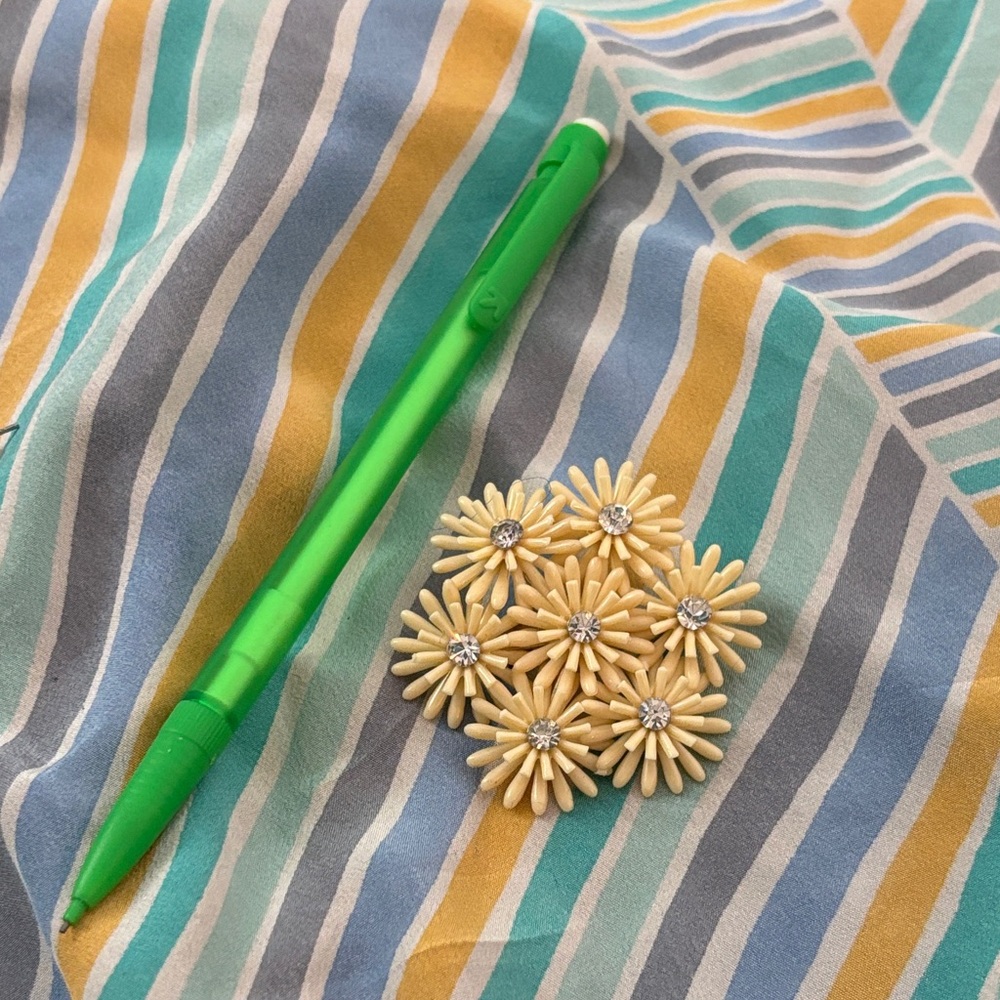 Celluloid?Cream Floral Brooch View 4